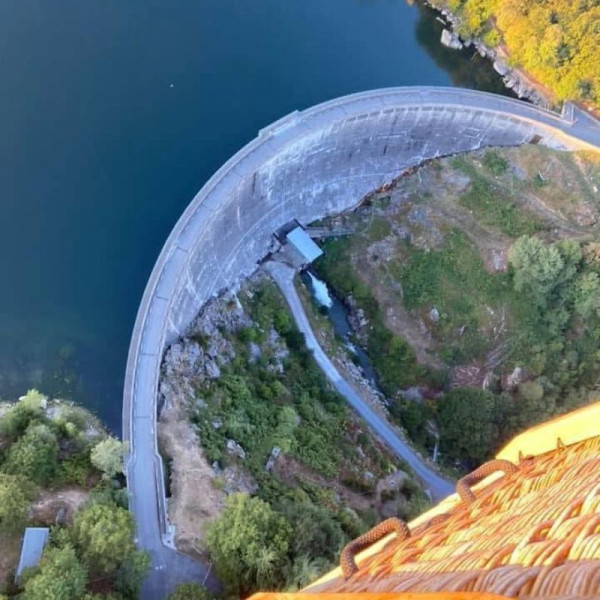 Le Barrage du Lac de Pareloup vue du ciel en montgolfière
