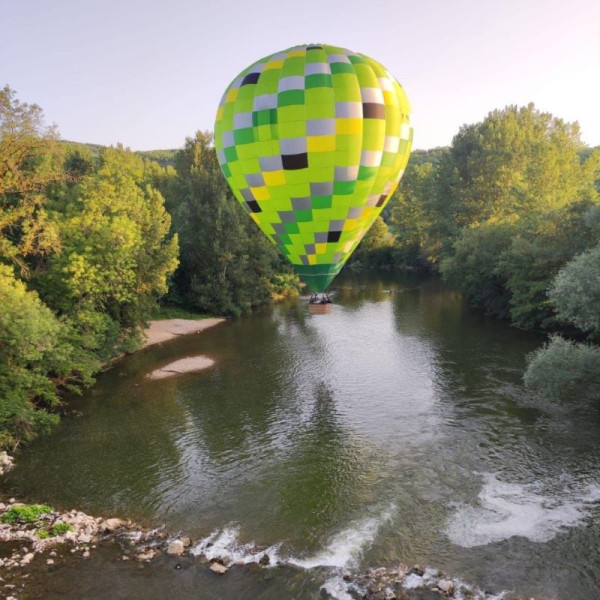 Montgolfière sur la rivière Aveyron à proximité de Saint Antonin Noble Val