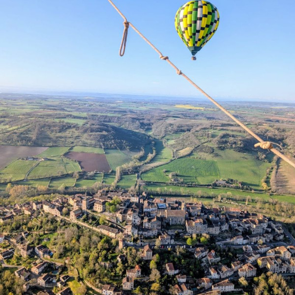 S'élever en montgolfière pour admirer la cité médiévale de Cordes Sur Ciel