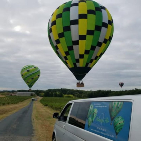 Suivi en véhicule de la montgolfière tout proche de l'atterrissage
