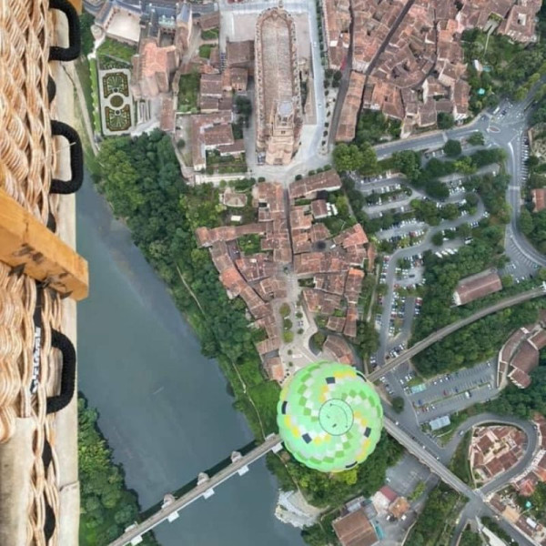 Vue plongeante de la Cathédrale d'Albi depuis la montgolfière d'Atmosph'Air