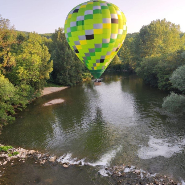 Montgolfière sur la rivière Aveyron entre Cordes sur Ciel et Saint Antonin Noble Val