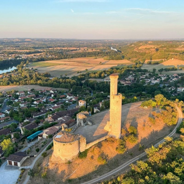 Passage en montgolfière sur la Tour de Castelnau de Lévis
