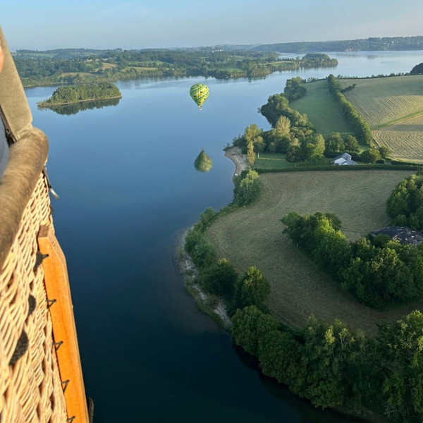 Admirer en montgolfière le réveil de la nature sur le Lac de Pareloup