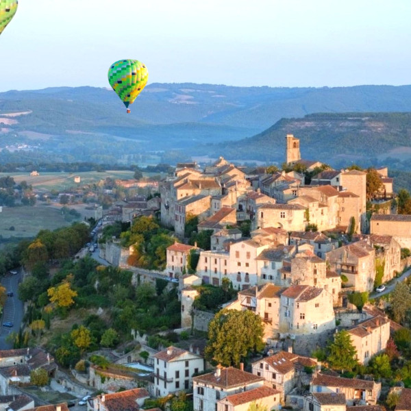 Belle luminosité du matin en montgolfière sur Cordes sur Ciel 