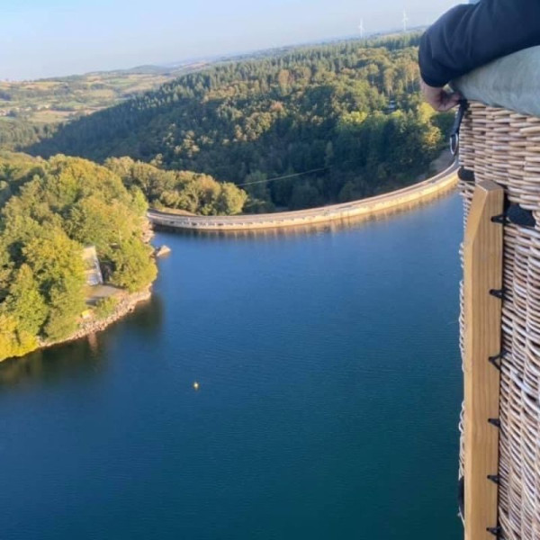Le barrage de Pareloup vu du ciel à bord de la nacelle d'Atmosph'Air