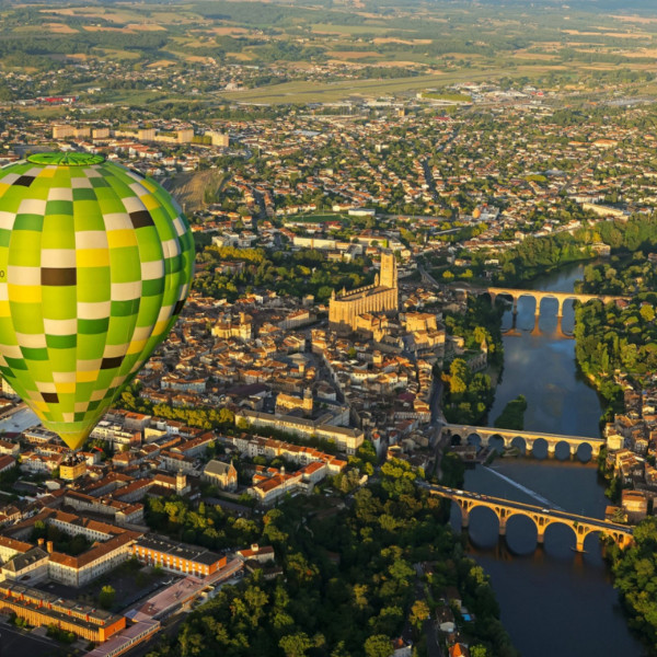 Survol en montgolfière d'Albi et de sa cité épiscopale