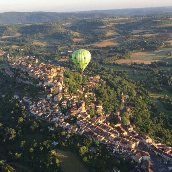 Vue d'en haut de Cordes sur Ciel en montgolfière