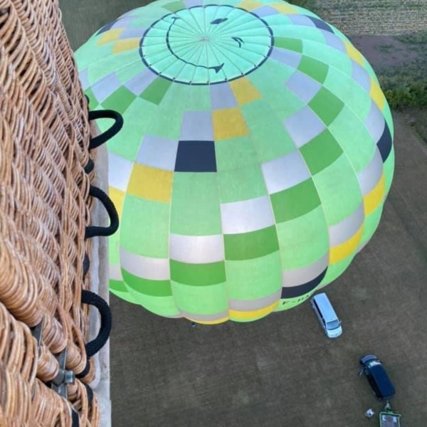Vue de dessus du Smiley de la montgolfière d'Atmosph'Air