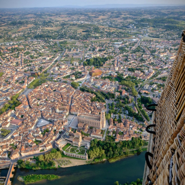 Vue panoramique de la ville d'Albi à bord de la montgolfière Atmosph'Air