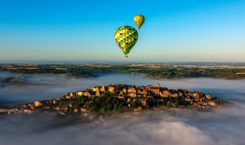 Vol en montgolfière à Cordes-sur-Ciel : le récit magique d’un couple toulousain